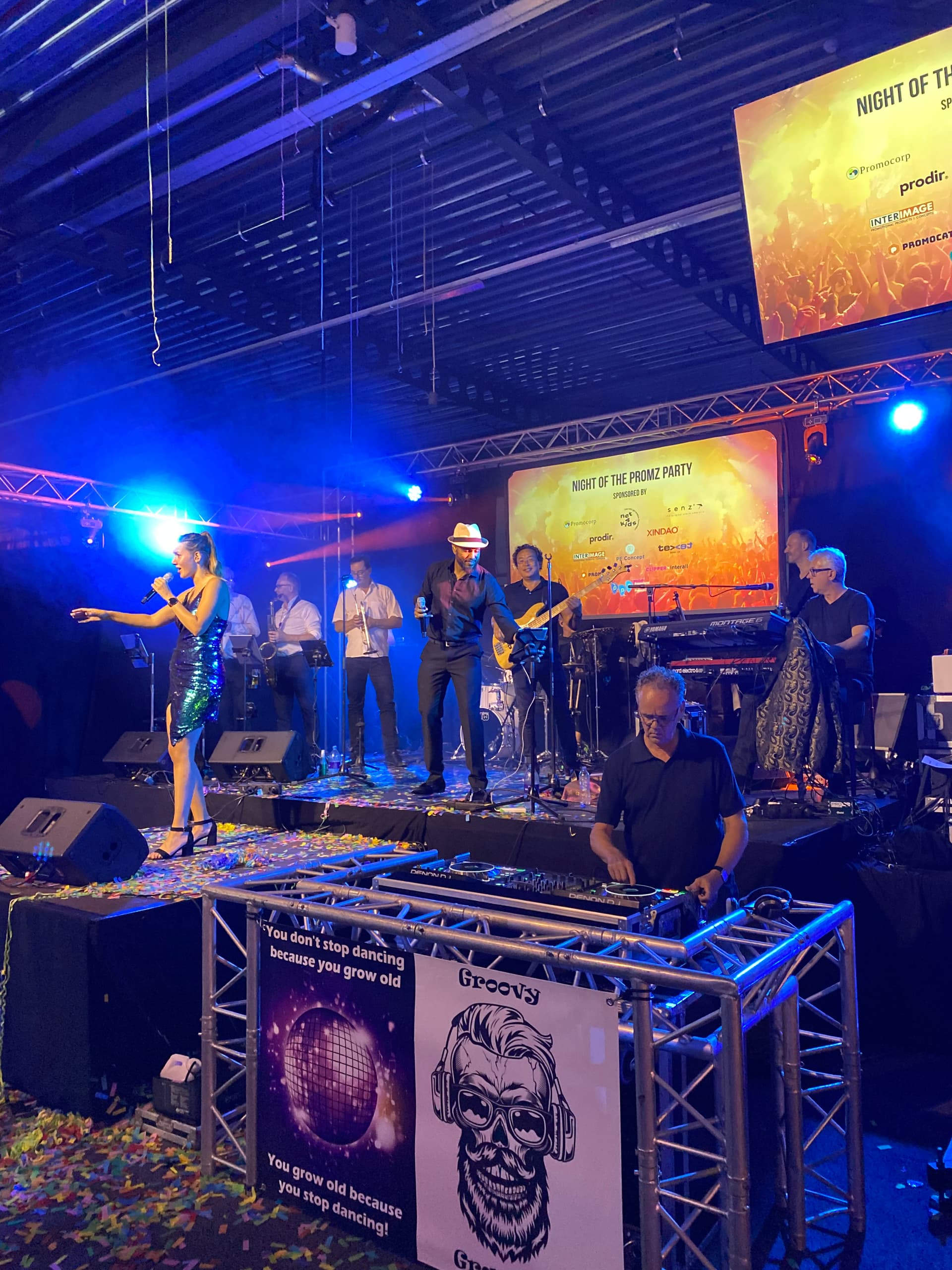 Groovy Grandpa op het podium tijdens Night of the Prinz Party