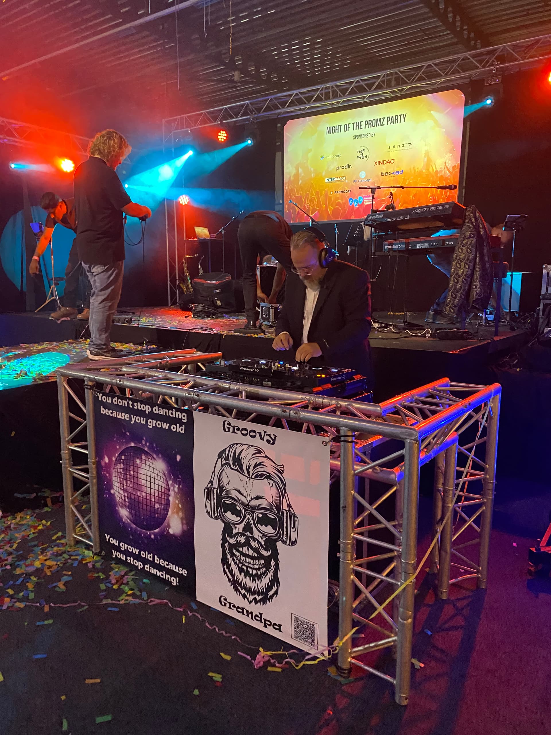 Volle dansvloer tijdens Night of the Prinz Party